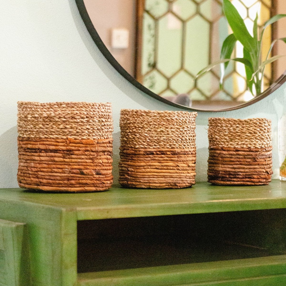 Cesta Boho Pequeña de Junco Bicolor – Cesta Redonda Decorativa para Plantas y Almacenamiento