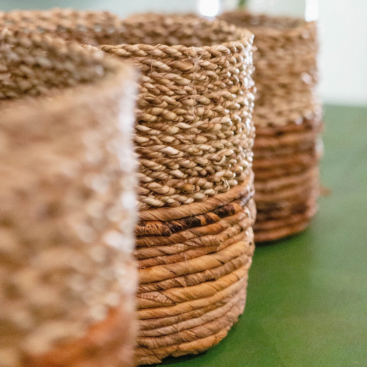 Cesta Boho Pequeña de Junco Bicolor – Cesta Redonda Decorativa para Plantas y Almacenamiento