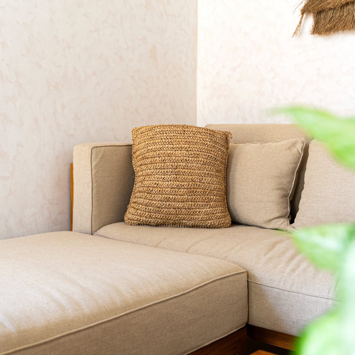 Boho Kissen aus Raffia 40x40 cm – Handgewebtes Dekokissen in Natur Beige für Sofa und Bett