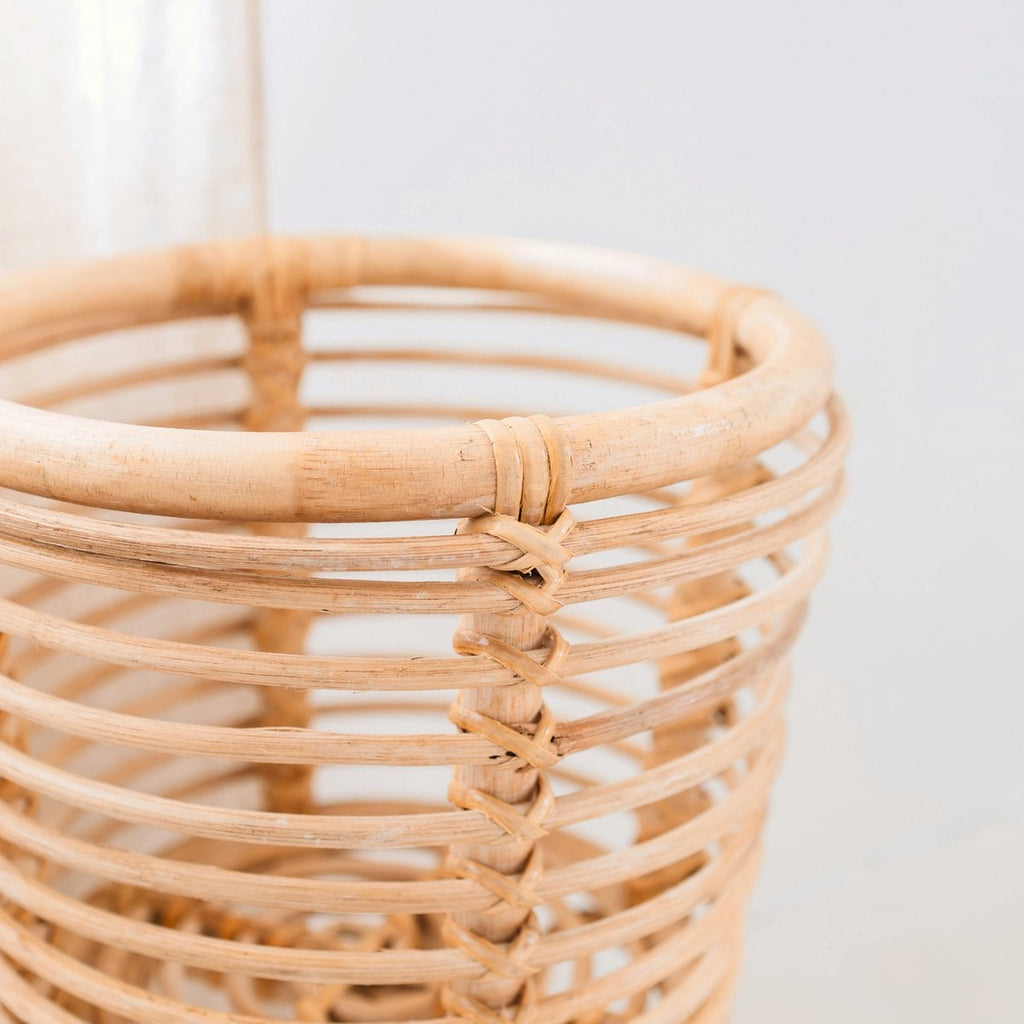 Rattan-Pflanzenständer AKARA rund | Boho Blumenständer | Pflanzkorb mit Füßen | handgefertigt aus Natur-Rattan