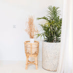 Rattan-Pflanzenständer AKARA rund | Boho Blumenständer | Pflanzkorb mit Füßen | handgefertigt aus Natur-Rattan