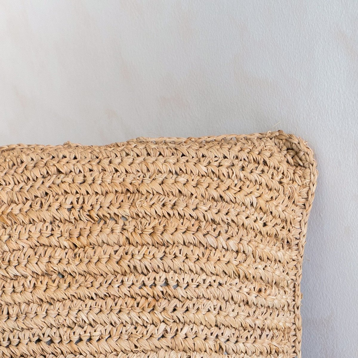 Boho Kissen aus Raffia 40x40 cm – Handgewebtes Dekokissen in Natur Beige für Sofa und Bett
