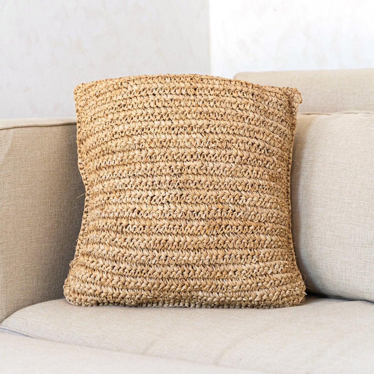 Boho Kissen aus Raffia 40x40 cm – Handgewebtes Dekokissen in Natur Beige für Sofa und Bett