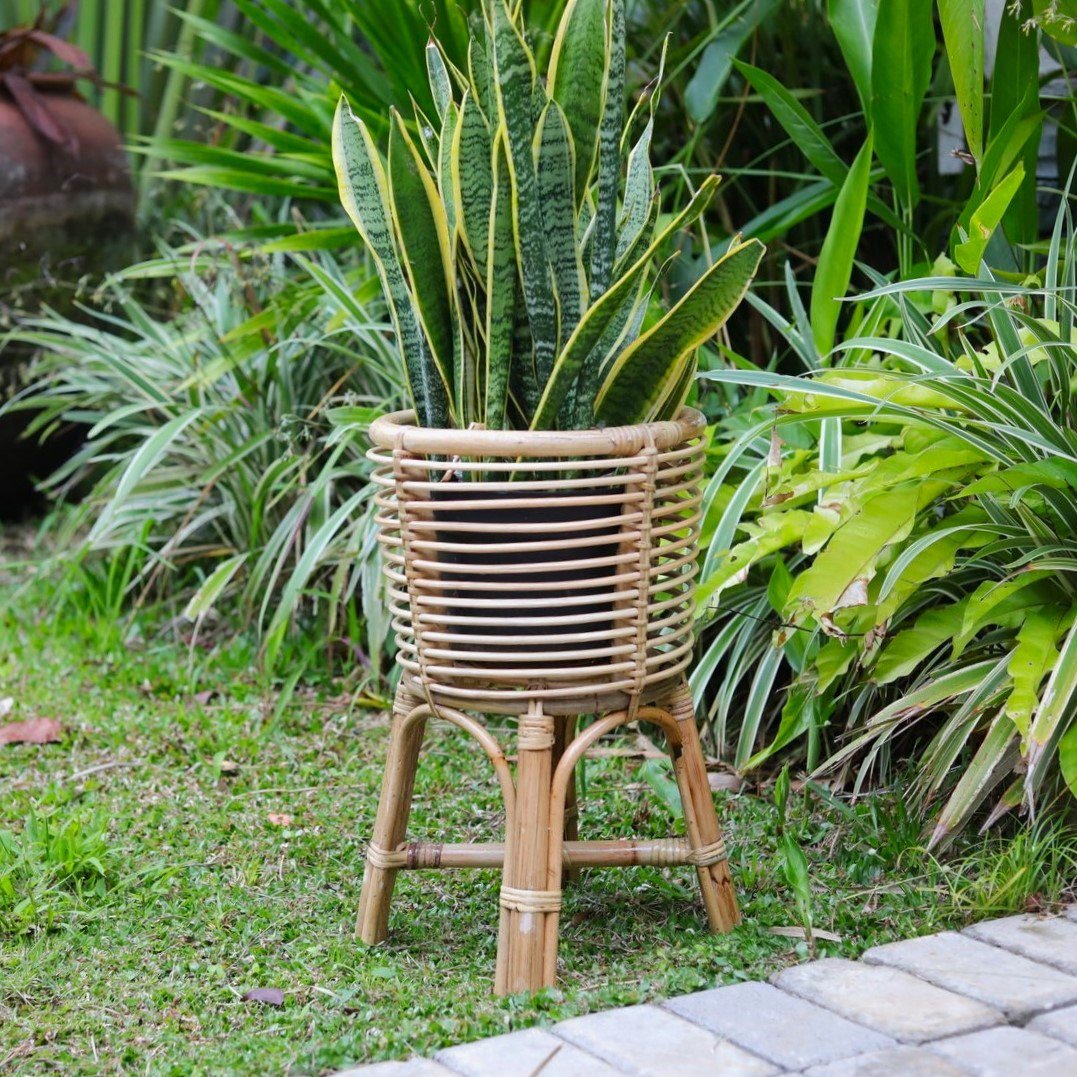 Rattan-Pflanzenständer AKARA rund | Boho Blumenständer | Pflanzkorb mit Füßen | handgefertigt aus Natur-Rattan