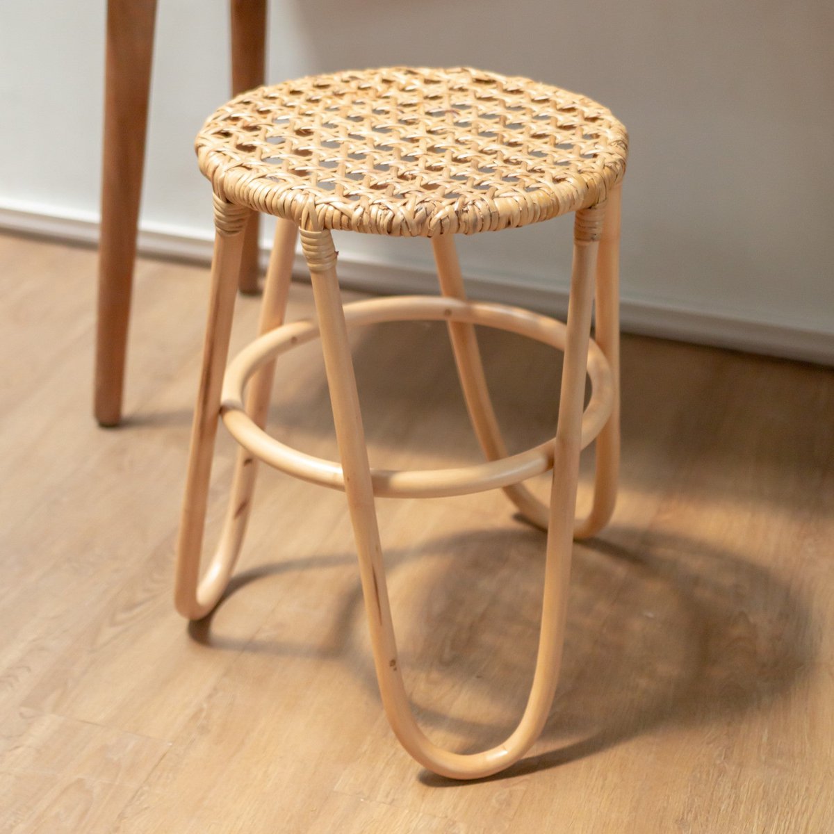 Rattan-Hocker KOLAKA Ø35 cm Natur – handgefertigter Boho-Hocker mit geflochtener Sitzfläche – kleiner Beistellhocker