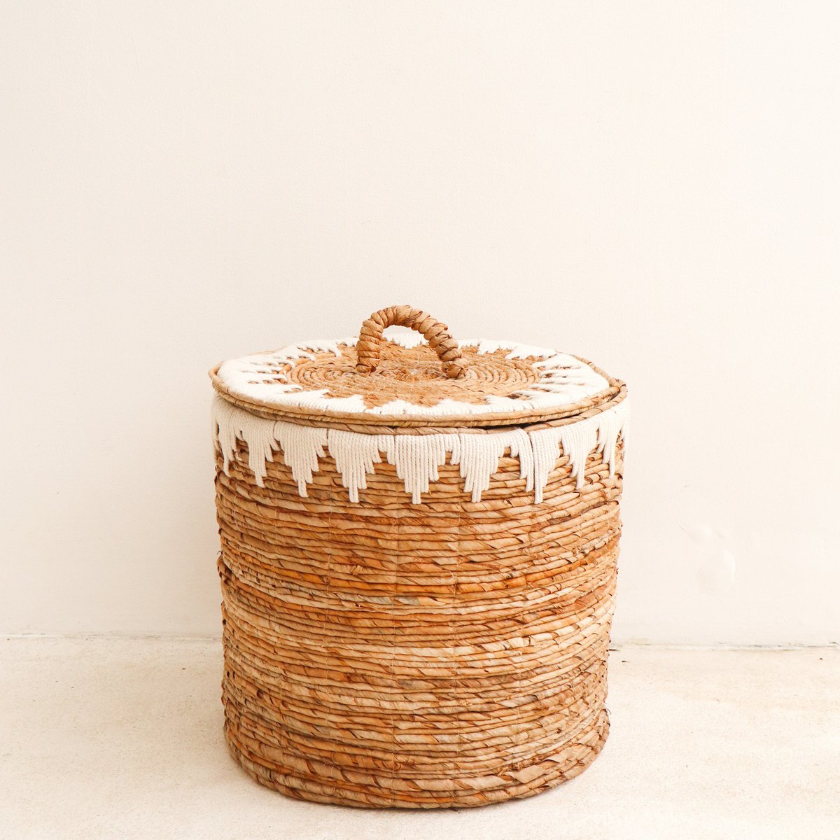 Cesto Grande para Ropa Sucia de Fibra de Plátano con Tapa – Cesta Decorativa Tejida a Mano con Macramé de Algodón (2 Tamaños)