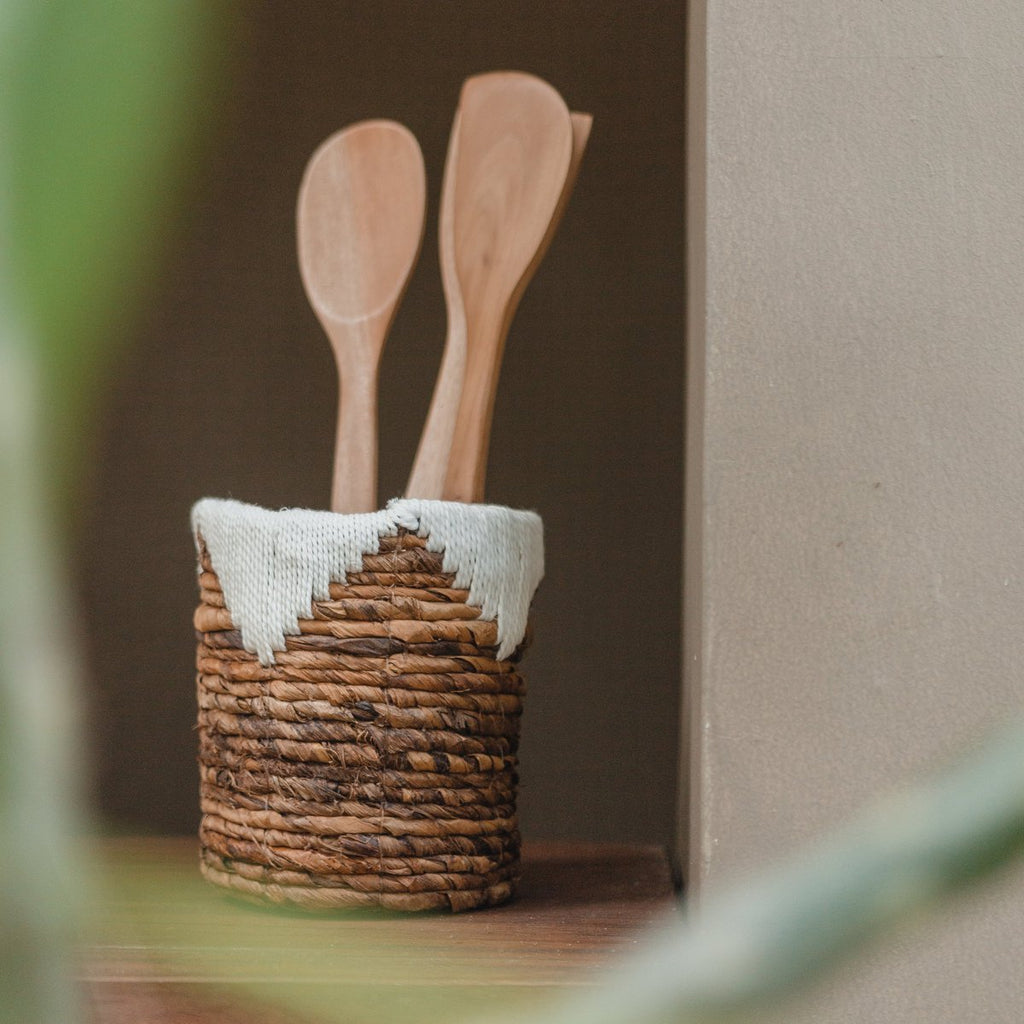 MENIK Korb aus Bananenfaser – handgeflochtener Pflanzkorb und Aufbewahrungskorb im Boho-Design