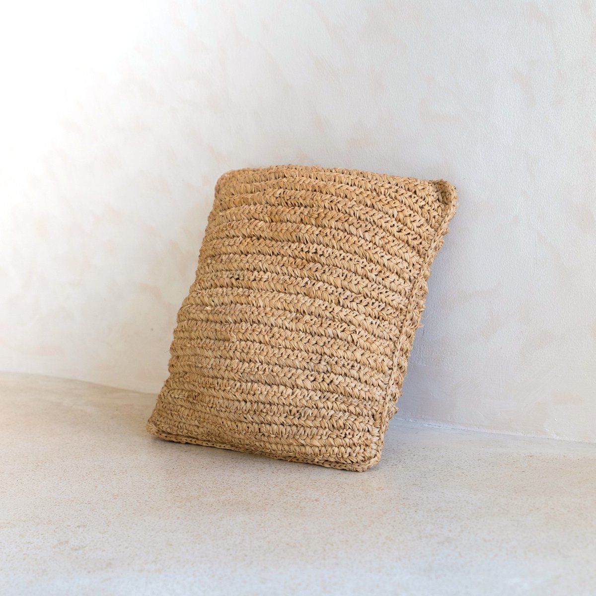 Boho Kissen aus Raffia 40x40 cm – Handgewebtes Dekokissen in Natur Beige für Sofa und Bett