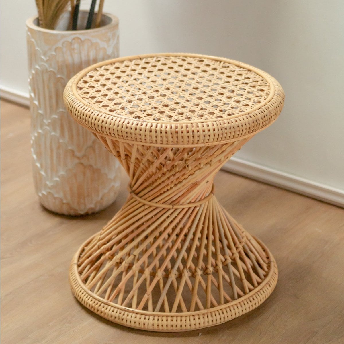 Rattan Beistelltisch LUHU Ø45 cm – runder Couchtisch – handgefertigt – Boho Natur Beige