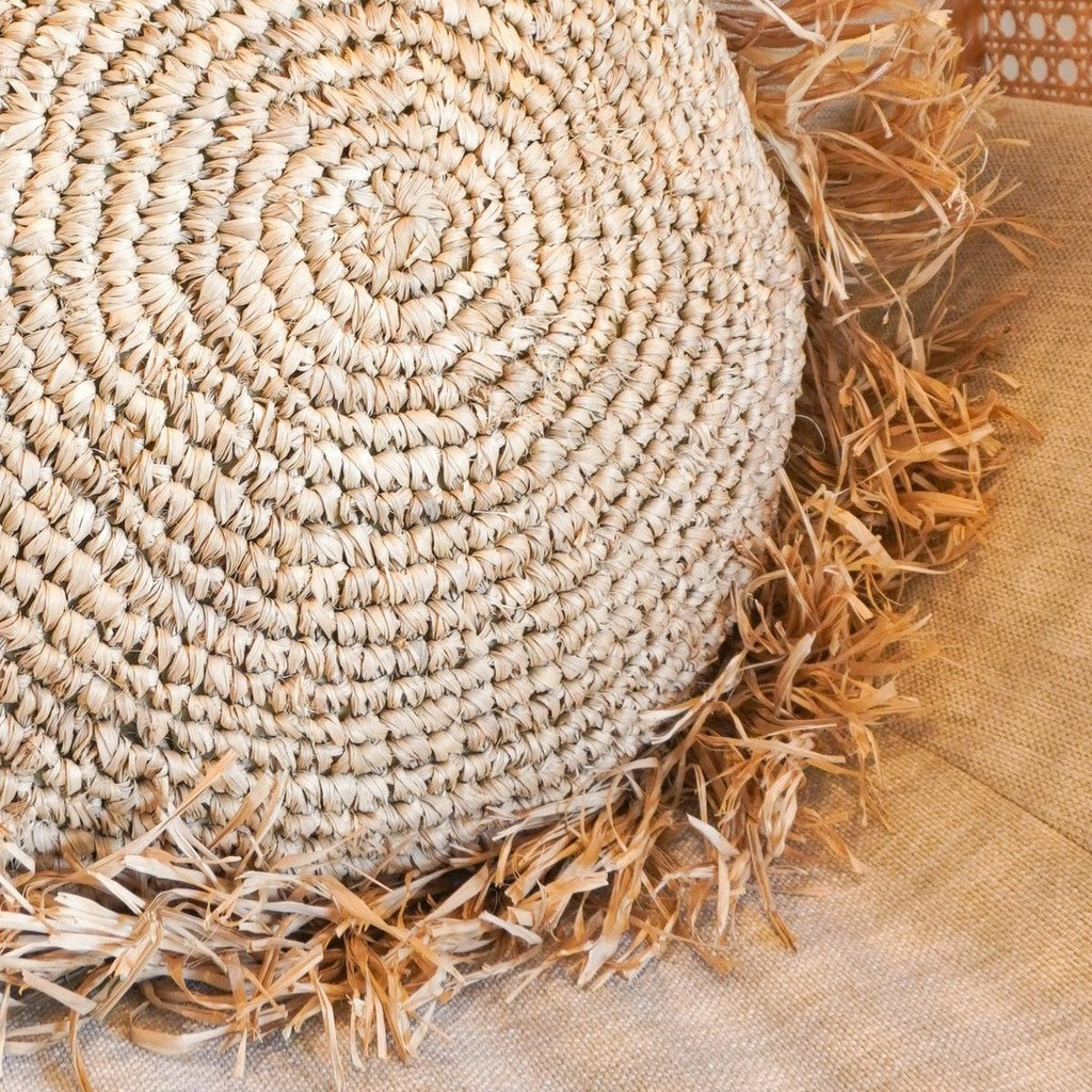TARAKAN Premium Rundkissen aus Raffia – Handgefertigtes Boho Dekokissen